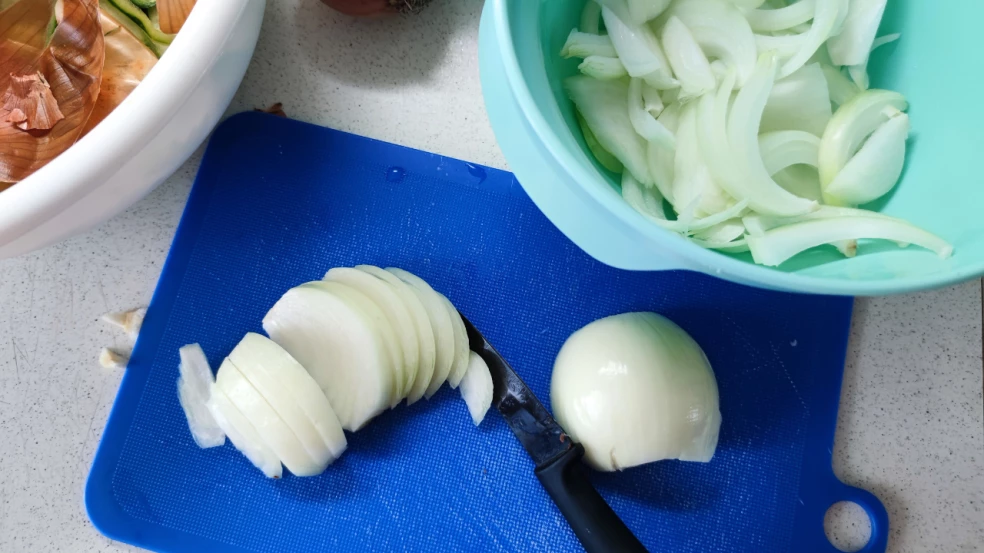 Nakrájané uhorky a cibuľa pripravené na zaváranie
