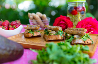 RECEPT: Grilované klobásky na avokádovom toaste