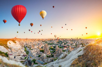 Historické miesto Cappadocia plné teplovzdušných balónov
