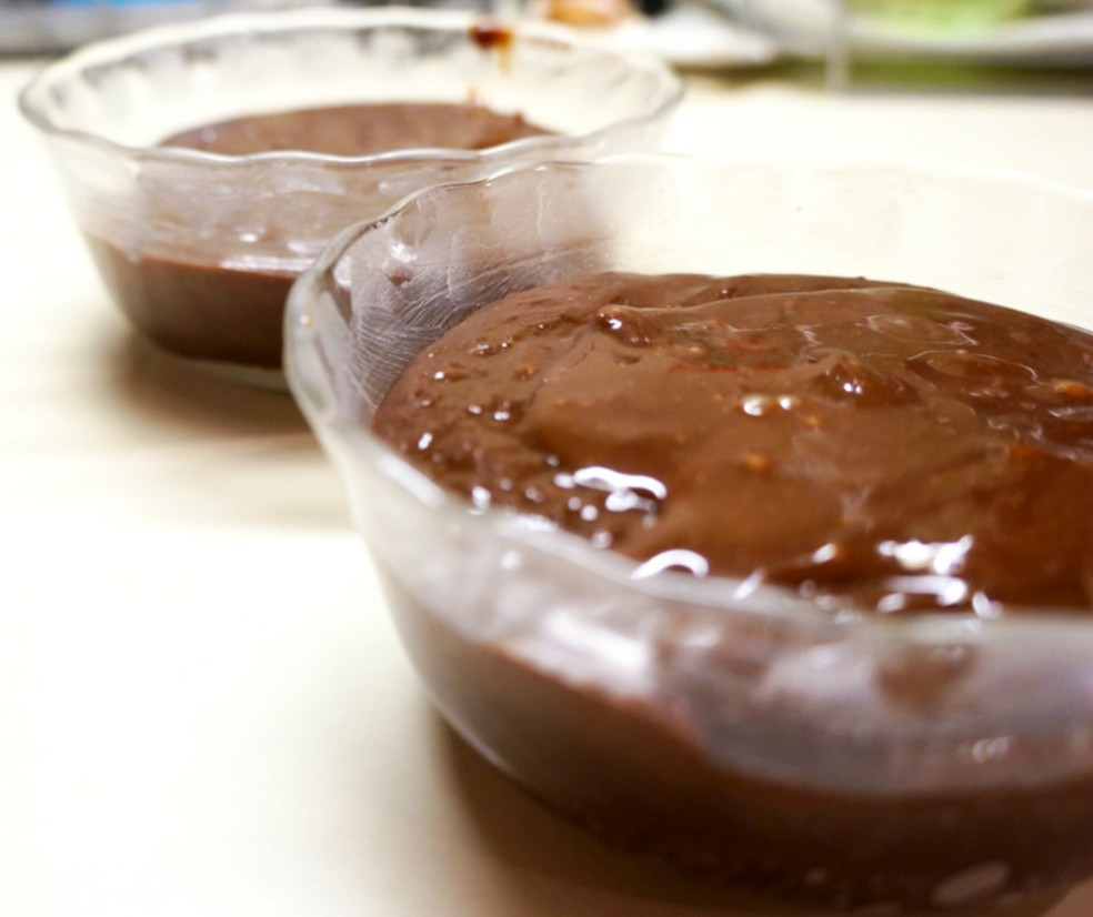 Chrumkavé čokoládové suflé s horúcimi jahodami