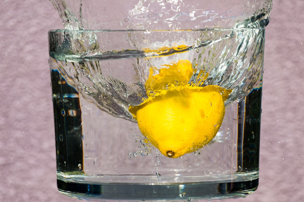 pitie vody s citrónom
