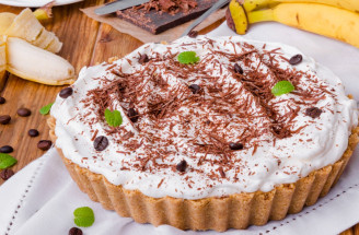 Nepečený banánovo-karamelový zákusok známy ako banoffee pie