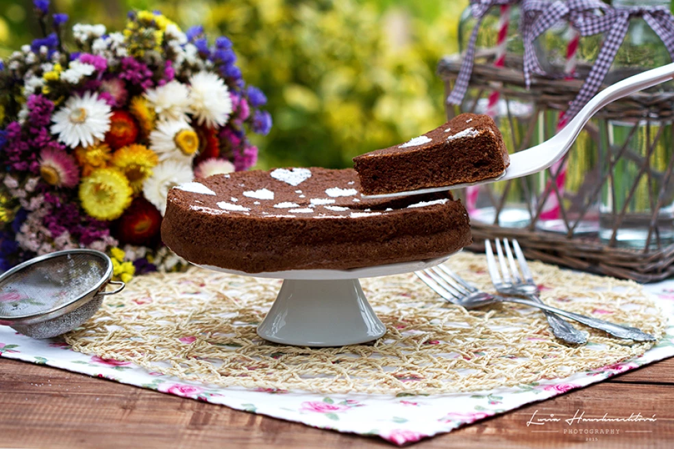 torta s chuťou kakaa a mandlí