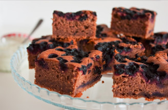 Recept: Jogurtovo-čokoládový koláč s čučoriedkami