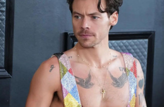 Swarovski overal a žiadna košeľa: Harry Styles na odovzdávaní cien Grammy všetkých prekvapil