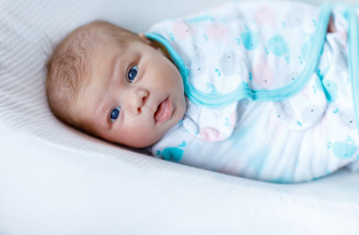 Zavinovačky pre bábätká: Aké sú ich najväčšie výhody a nevýhody?
