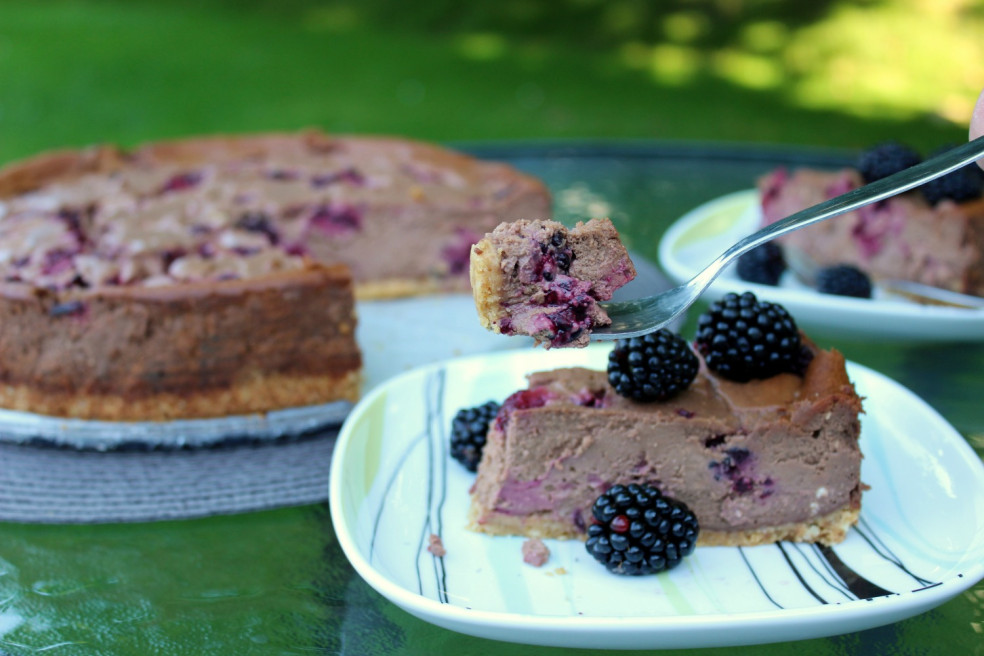 čokoládový cheesecake, cheesecake s ovocím, černicový cheesecake, sýty dezert, sladkokyslý koláč