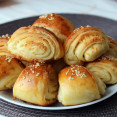 Cesnakovo-syrové slimáky z kysnutého cesta: Recept krok za krokom
