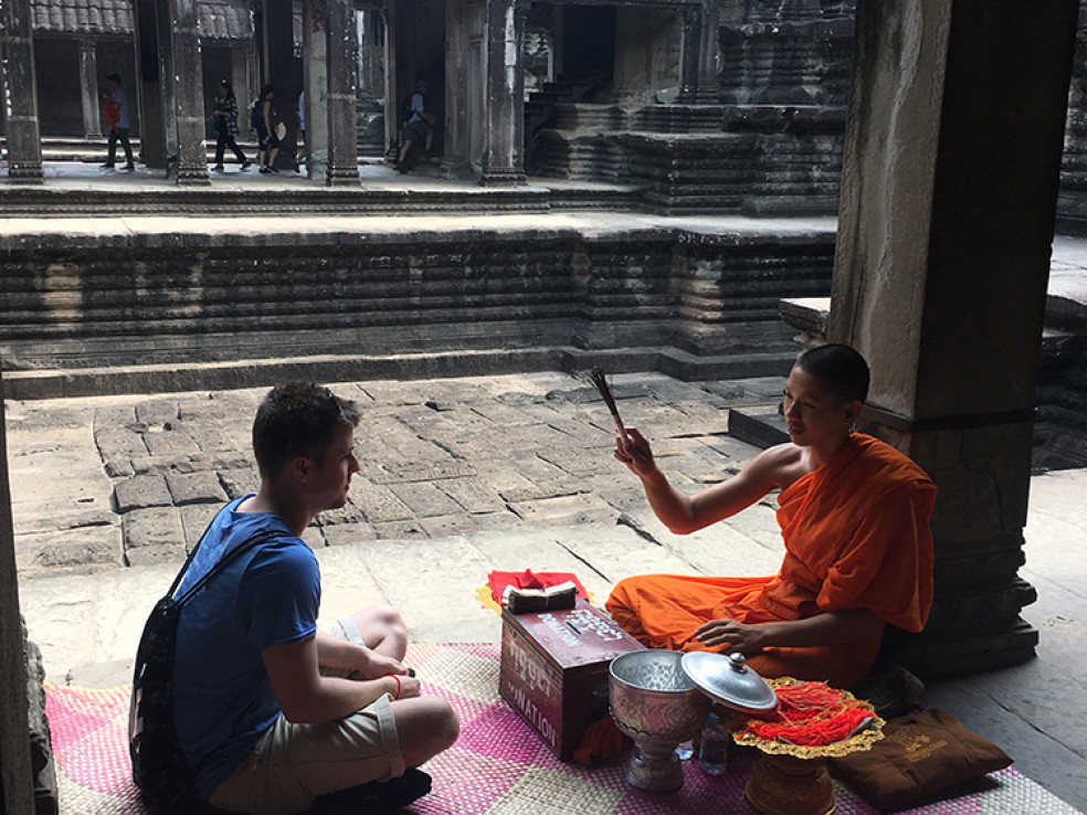 Mních v Angkor Wat.