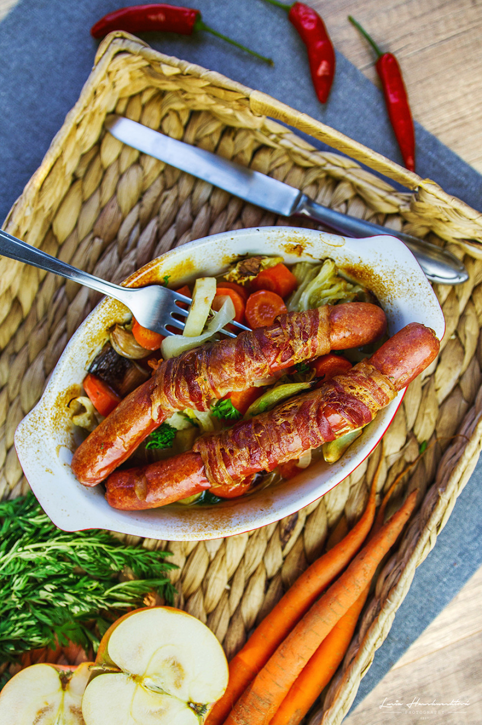 Recept: Pečené párky so zeleninou a jablkom