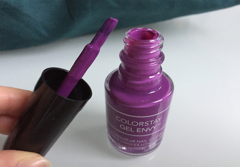 TEST: REVLON - Colorstay Gel Envy - Lak na nechty s bázou