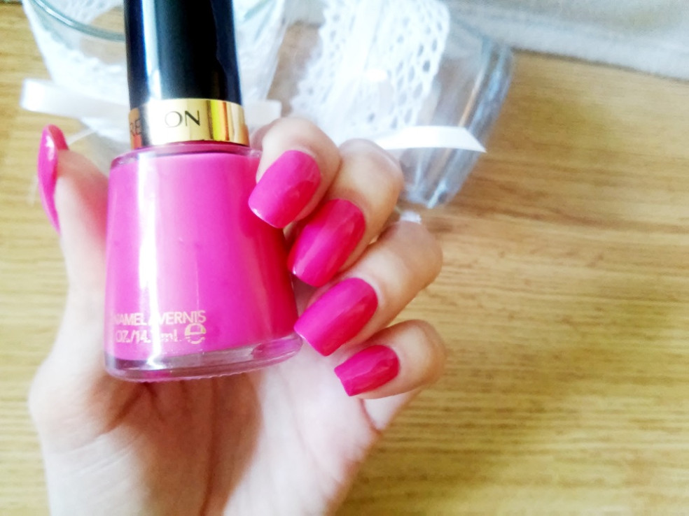 Revlon Nail Enamel - lak na nechty v odtieni 901 Fuchsia Fever