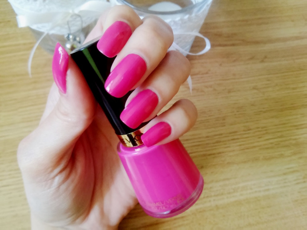 Revlon Nail Enamel - lak na nechty v odtieni 901 Fuchsia Fever