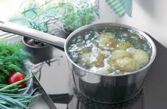 Ako variť zemiaky, aby boli hotové raz-dva? Dať ich do studenej alebo teplej vody?