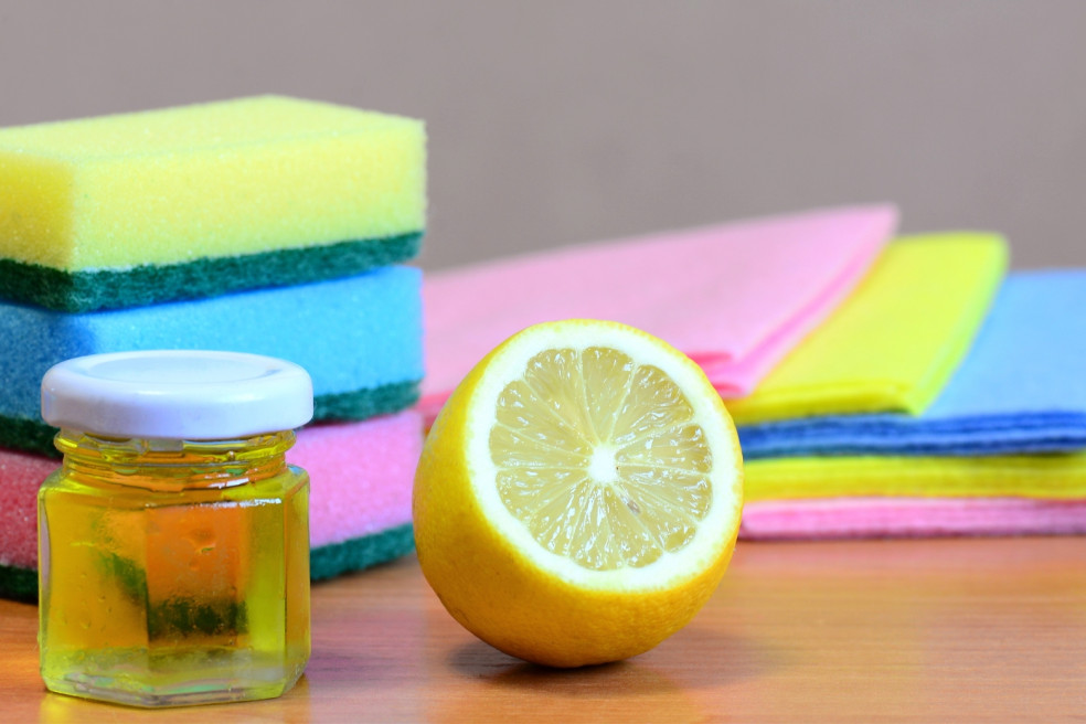 čistenie kuchyne s citrónom