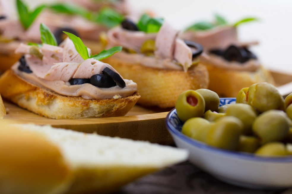 bruschetta s olivovou nátierkou, šunkou a olivami