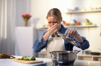 Zápach v domácnosti po varení či pečení: Jednoduchý trik, ako ho odstrániť bez vetrania