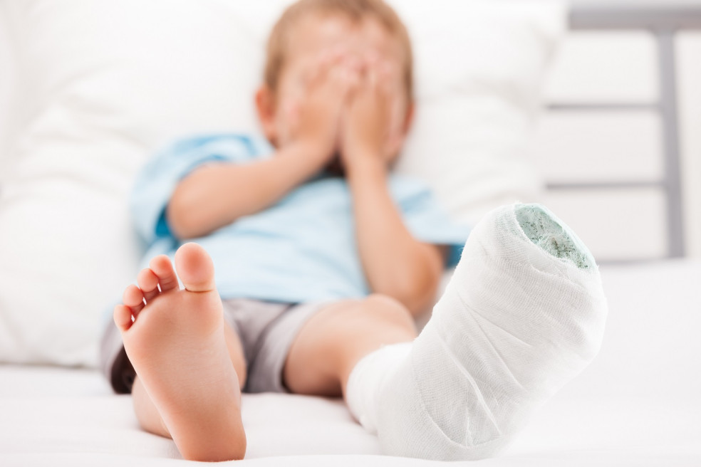 Dieťa so zlomenou nohou