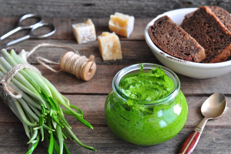 medvedí cesnak pesto