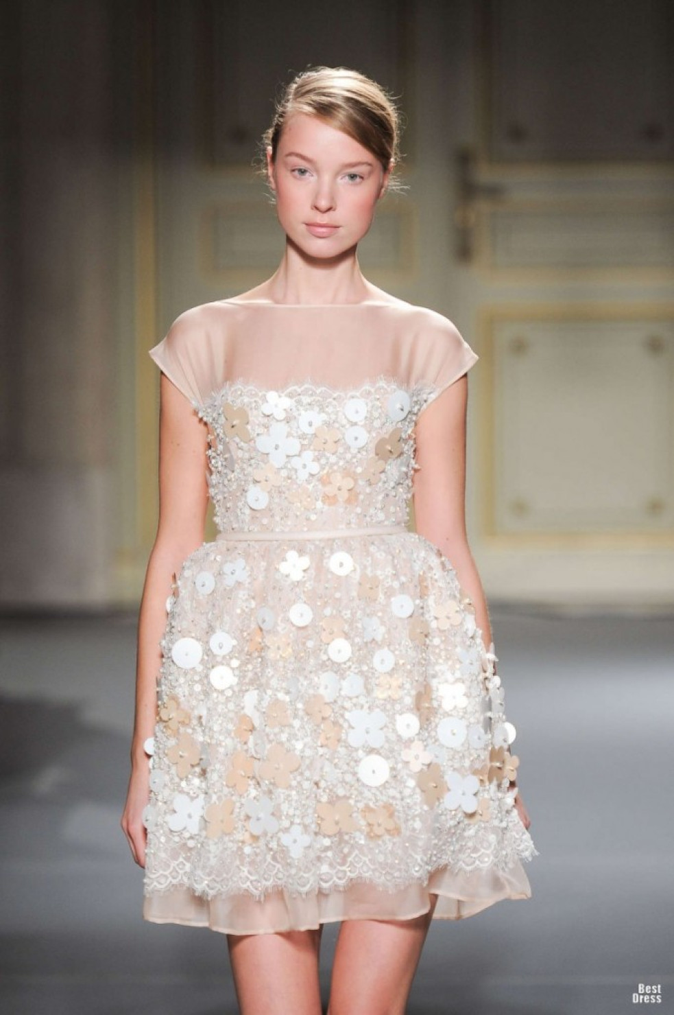 Georges Hobeika - šaty zahalené kvetmi