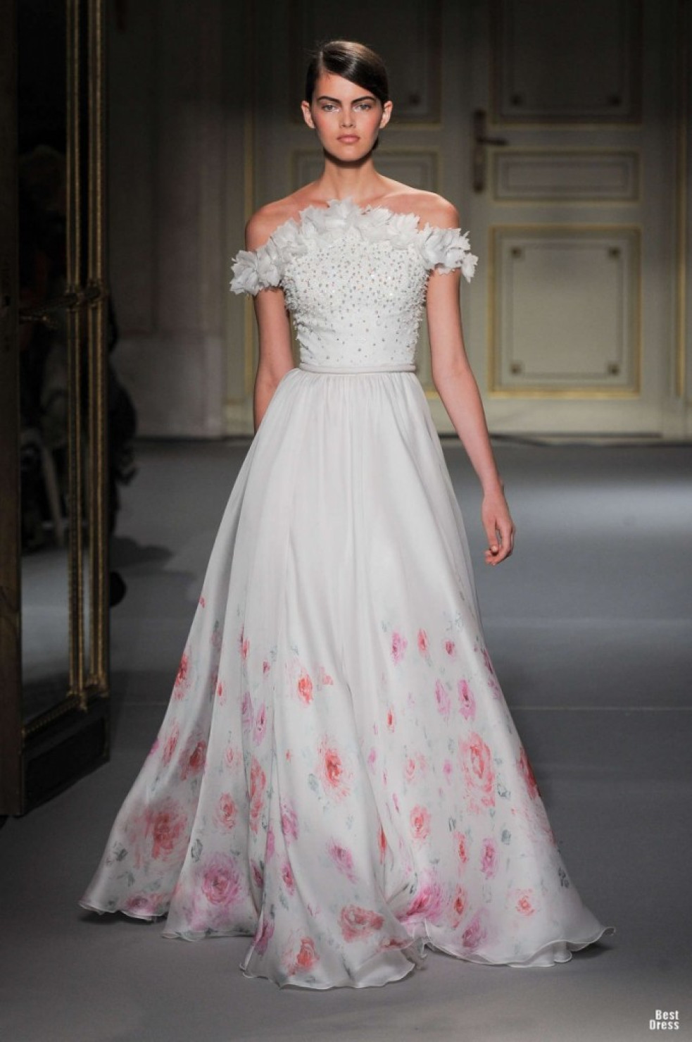 Georges Hobeika - šaty zahalené kvetmi