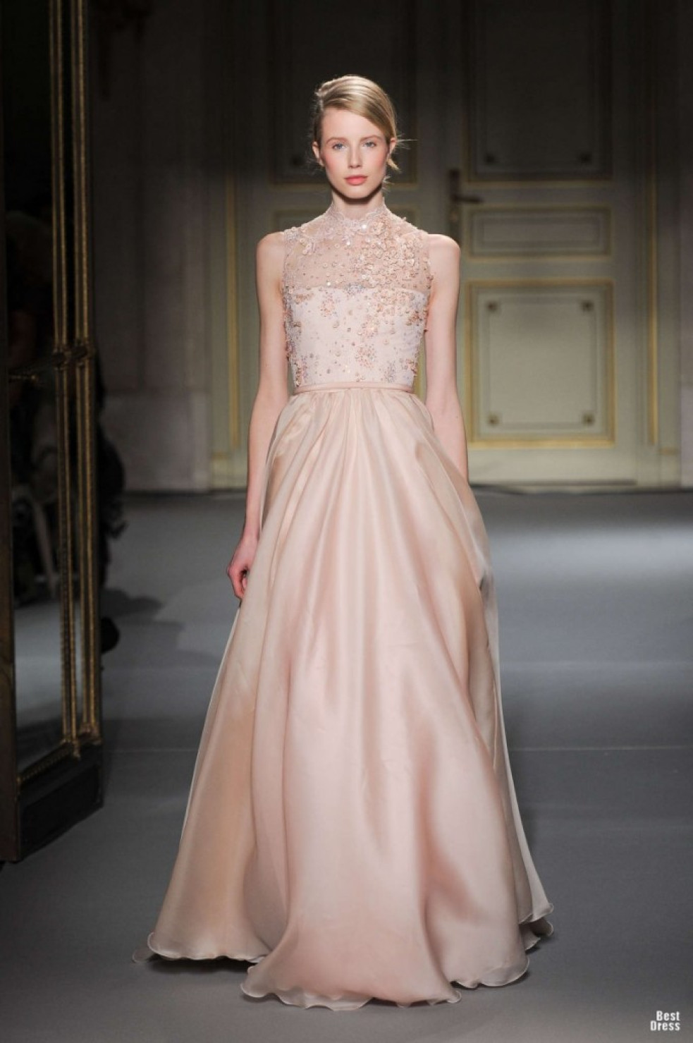 Georges Hobeika - šaty zahalené kvetmi