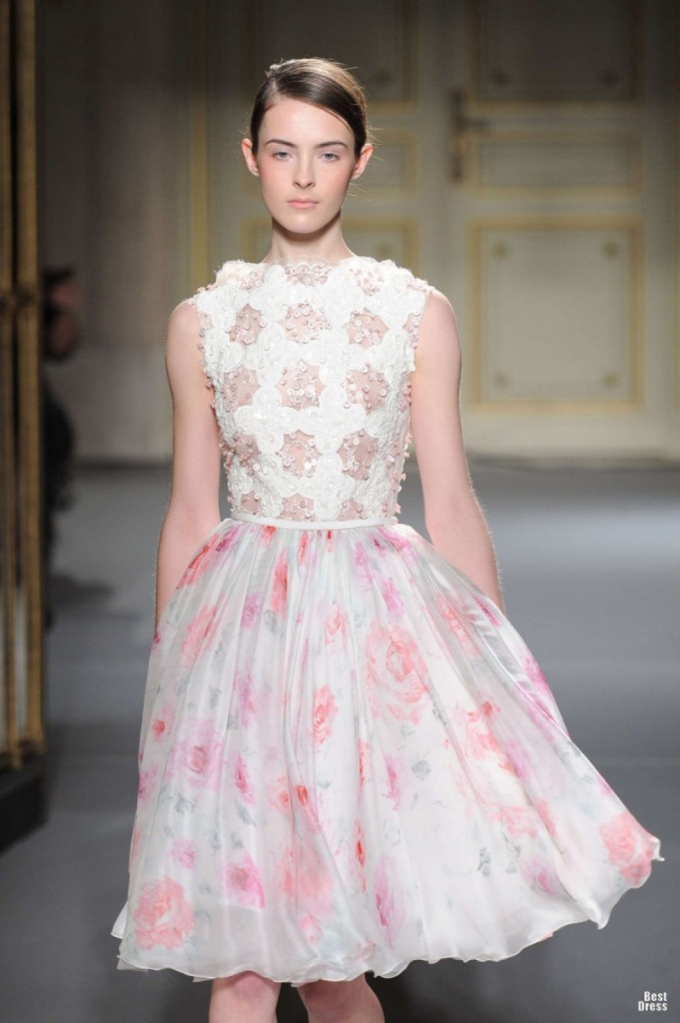 Georges Hobeika - šaty zahalené kvetmi