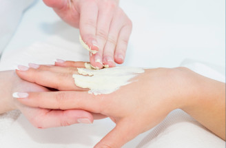 Domáca kúra pre ruky: Zbaví pigmentových škvŕn aj stvrdnutej kože