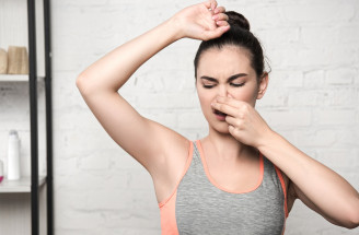 Trápi ťa silne zapáchajúci pot v podpazuší napriek dobrej hygiene? Odhaľ možné príčiny