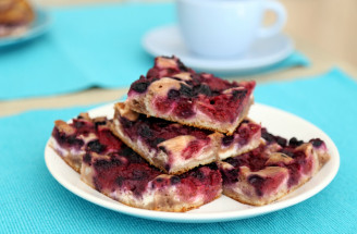 Recept na tvarohový koláč s lesným ovocím, ktorý vás zasýti