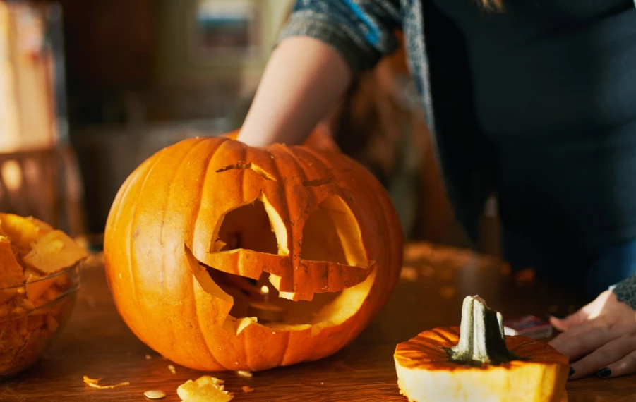 Vyrezávaná halloweenska tekvica