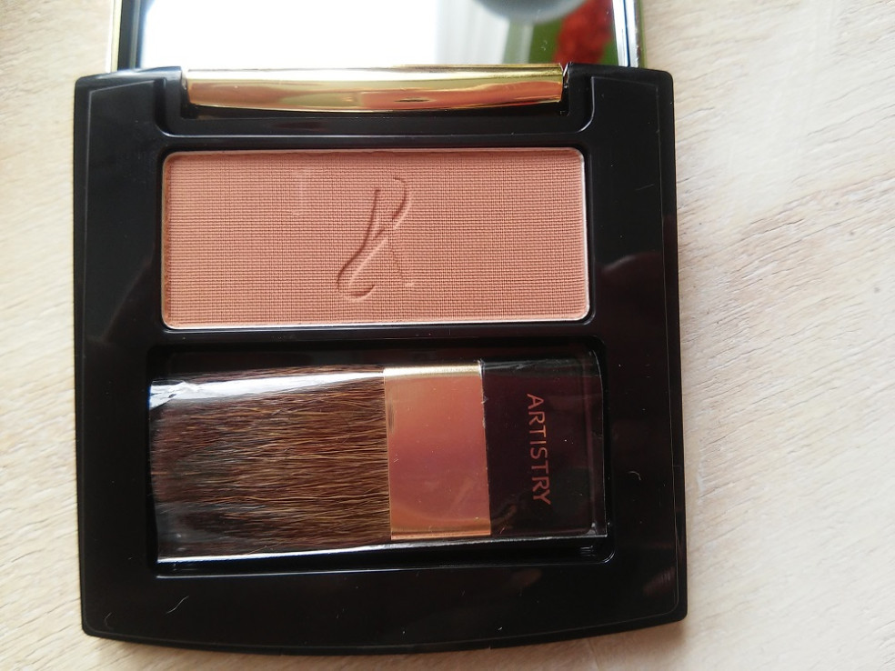 ARTISTRY SIGNATURE COLOR™ Lícenka v odtieni Golden Light