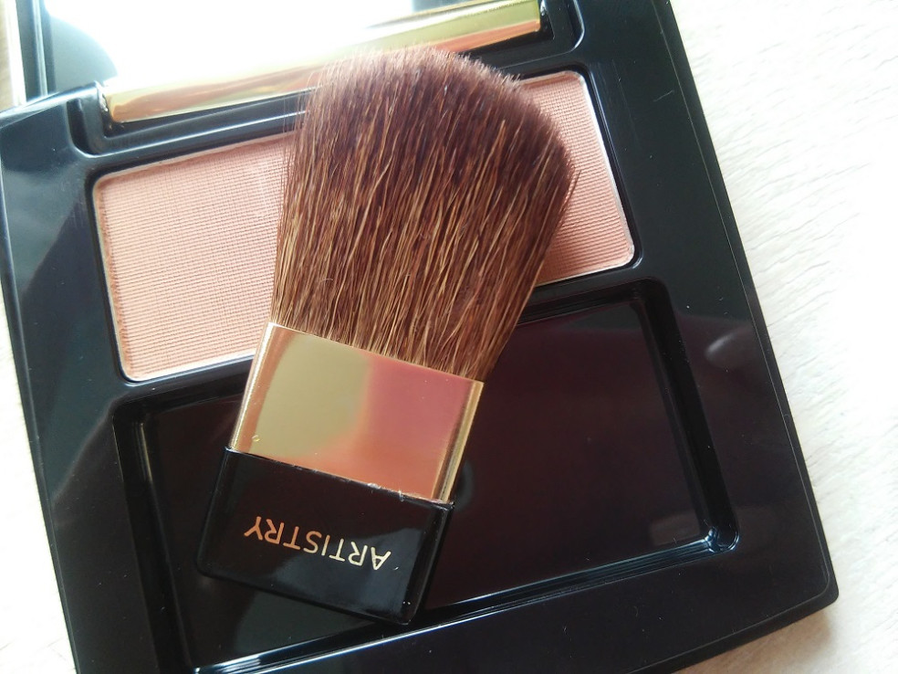 ARTISTRY SIGNATURE COLOR™ Lícenka v odtieni Golden Light