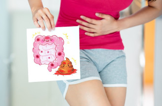 Tmavá alebo jasnočervená krv v stolici – aké sú príčiny u dospelých a detí?