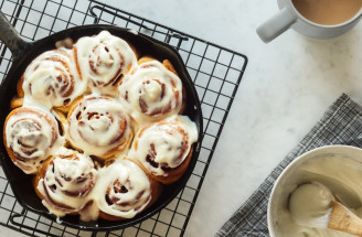 Škoricové osie hniezda (cinnamon rolls) s polevou: Kysnutá domáca pochúťka