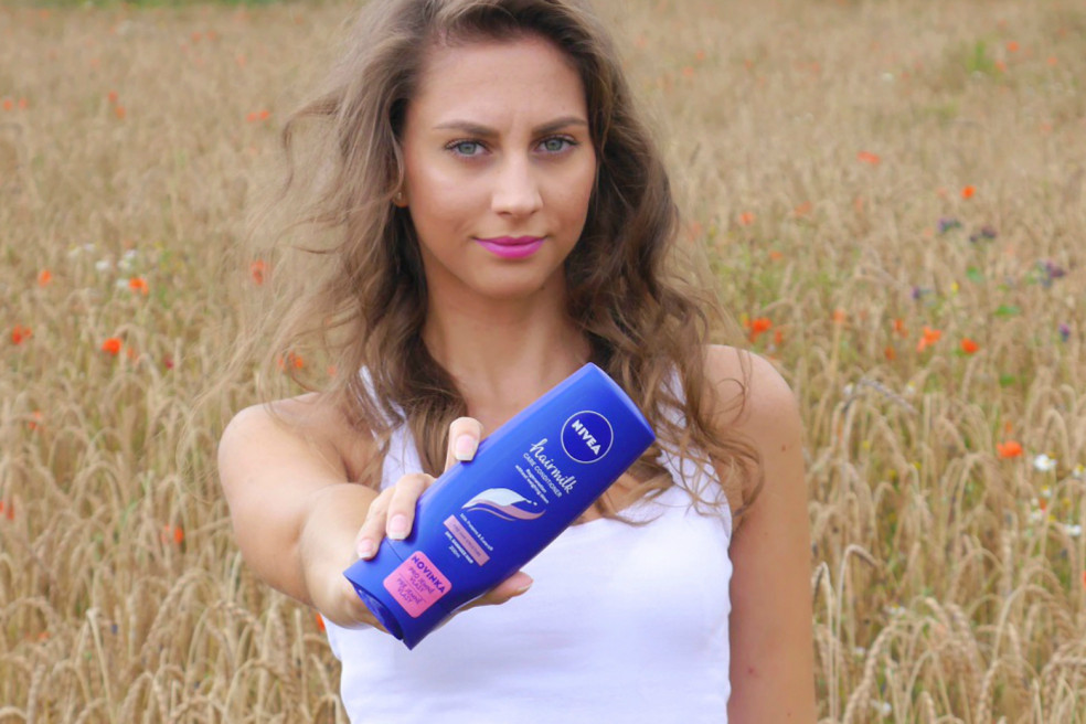 Nivea Ošetrujúci kondicionér Hairmilk pre jemné vlasy