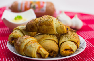 VIDEORECEPT: Plnené croissanty s cesnakovým dipom