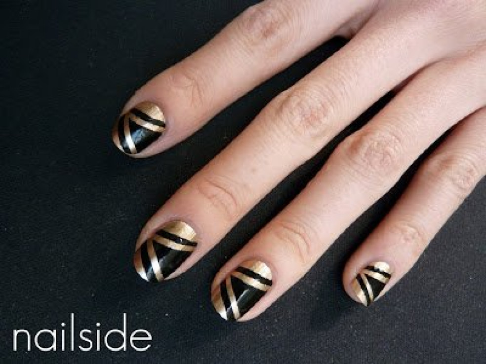 NailArt dizajn so zlatými pruhmi