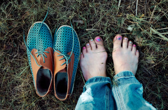 Barefoot topánky ovládli svet. Prečo sa oplatia na chôdzu či na beh?