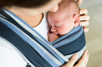 Nosenie detí v šatke a nosiči – ide iba o trend tejto doby?