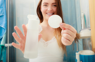 Čo je micelárna voda, ako pracuje a postačí ti na odlíčenie?