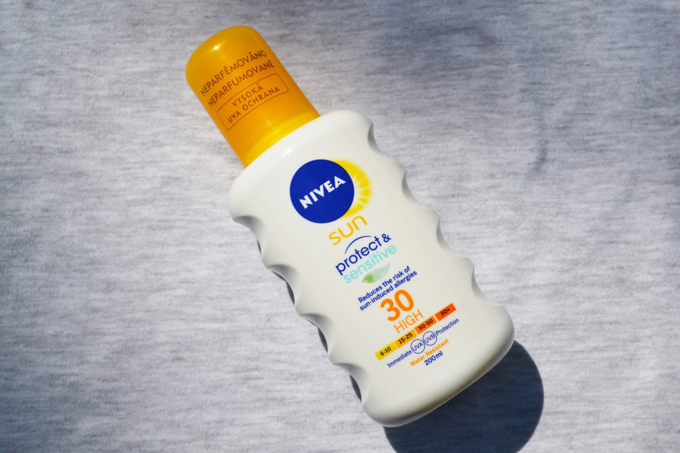 Nivea sprej na opaľovanie PROTECT & SENSITIVE, chladivý neviditeľný sprej na opaľovanie PROTECT & REFRESH a osviežujúce mlieko po opaľovaní do sprchy