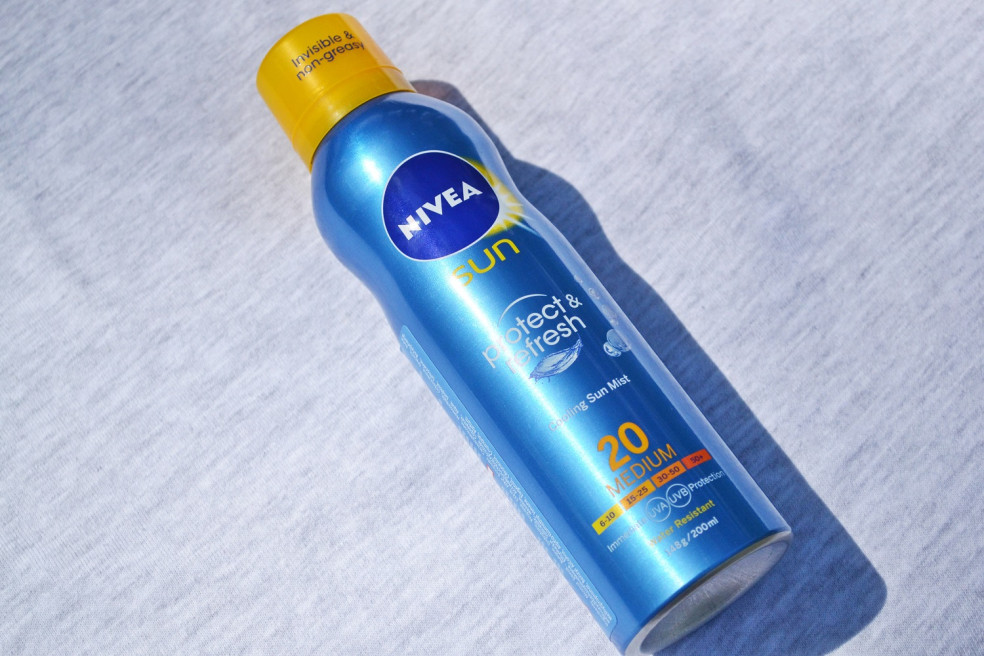 Nivea sprej na opaľovanie PROTECT & SENSITIVE, chladivý neviditeľný sprej na opaľovanie PROTECT & REFRESH a osviežujúce mlieko po opaľovaní do sprchy