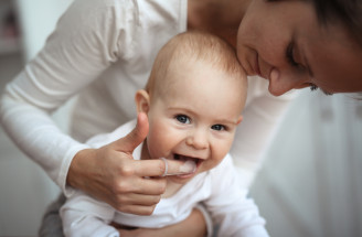 Čo môže znamenať smrad z úst bábätka a kedy treba zakročiť?