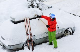Na lyžovačku autom s nosičmi lyží a príslušenstvom