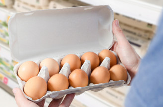 Prečo pokladníčka vždy otvorí kartón vajec? TOTO je dôvod a prasknuté vajcia to nie sú!