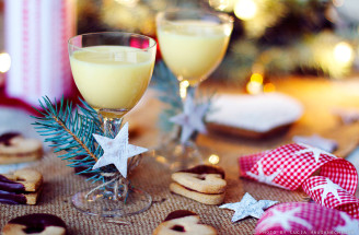 Vaječný likér s medom: Domáci recept na hrejivý sviatočný nápoj