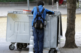 Dumpster diving - kontroverzný spôsob záchrany potravín len pre silné žalúdky