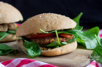 Fantastický domáci VEGAN burger s cícerovými plackami a guacamole