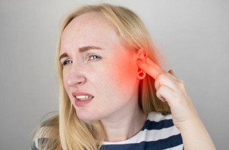 Spozorovali ste výtok z ucha? Čo môže znamenať a kedy zájsť k lekárovi?
